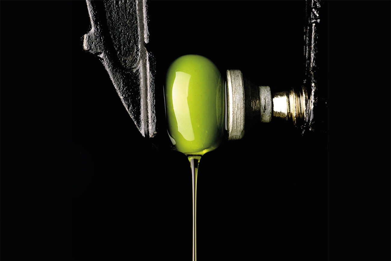 橄榄油包装设计-橄榄油压寨特写