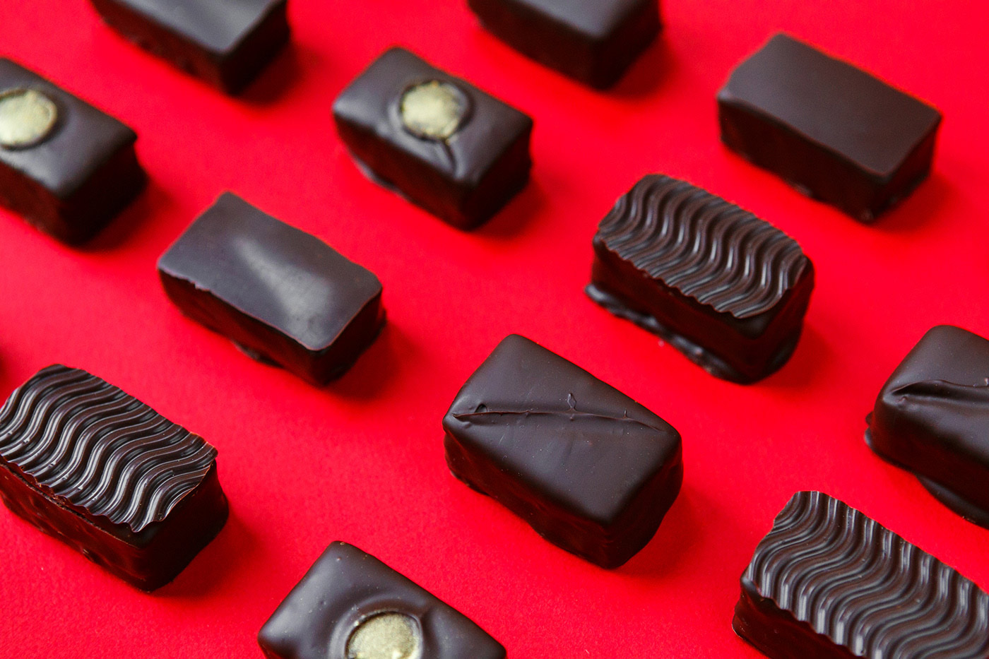 比利时巧克力手工制造巧克力糖用不同的形状 库存照片. 图片 包括有 面包屑, 蛋糕, 美食, 礼品, 糖果 - 53042450